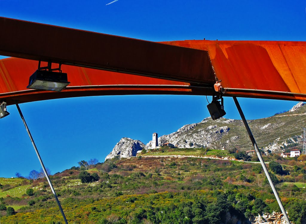 El pueblo de Alevia desde el Puente sobre el rio Cares-Deva. Panes, Peñamellera Baja. Principado de Asturias. by Valentín Enrique