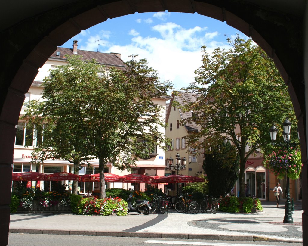 Centre-ville – Place d’Armes ; Stadt Zentrum – Paradeplatz ; Town Centre – Old parade ground ; http://www.tourisme-haguenau.eu/ by Damien OTT