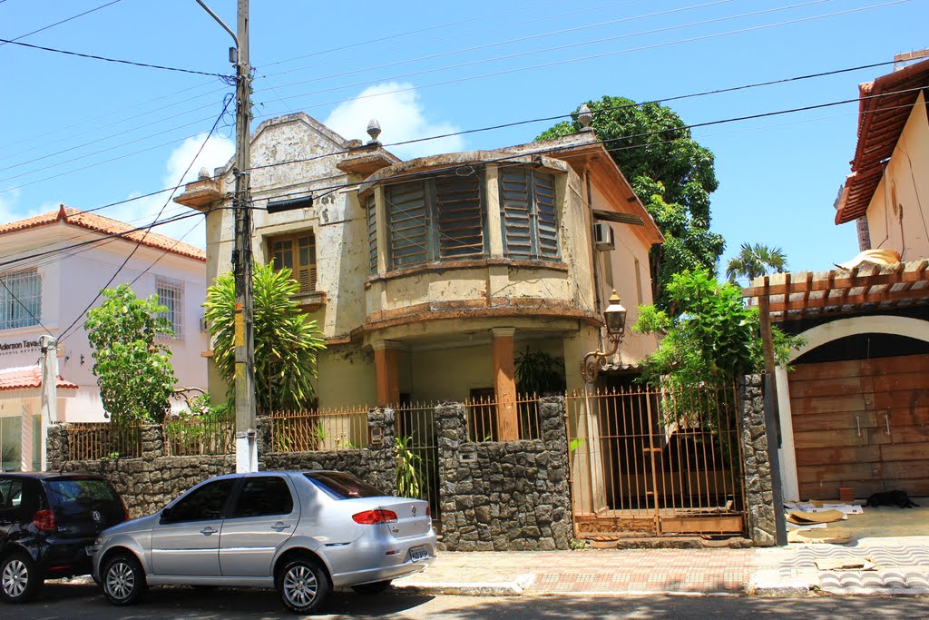 Casa em frente a Praça Civica by Wilson Alcaras