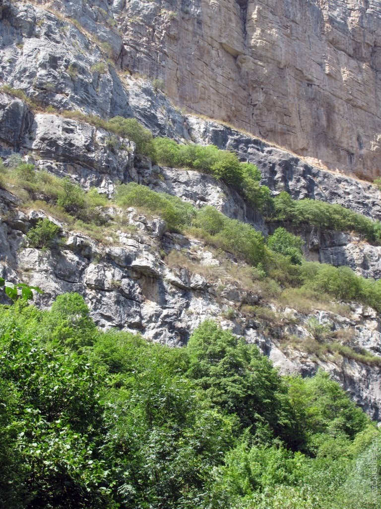 Rocks in Karkar river canyon by mazzoniguide.com