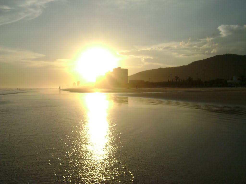 Por do Sol dourando as águas de Praia Grande by Ro Fort