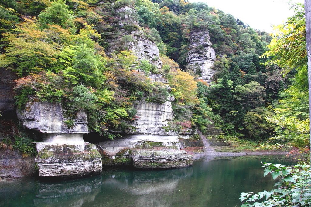 A fine view of Tou no Hetsuri at Minami-Aizu / 「塔のへつり」の奇岩 by t.kadooka