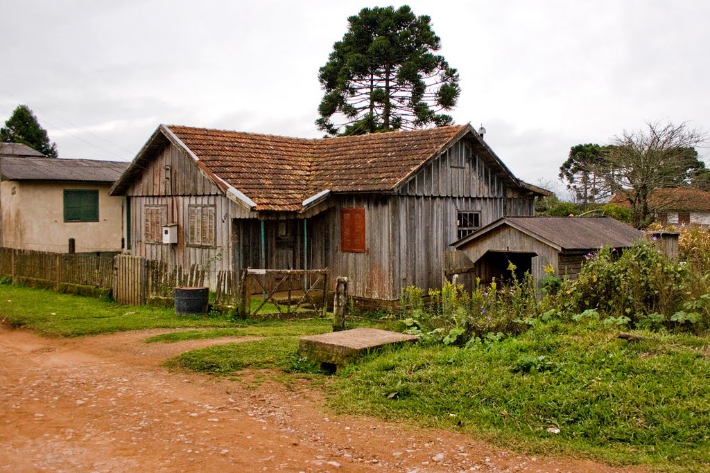 House at Cambara by Fernando Stankuns