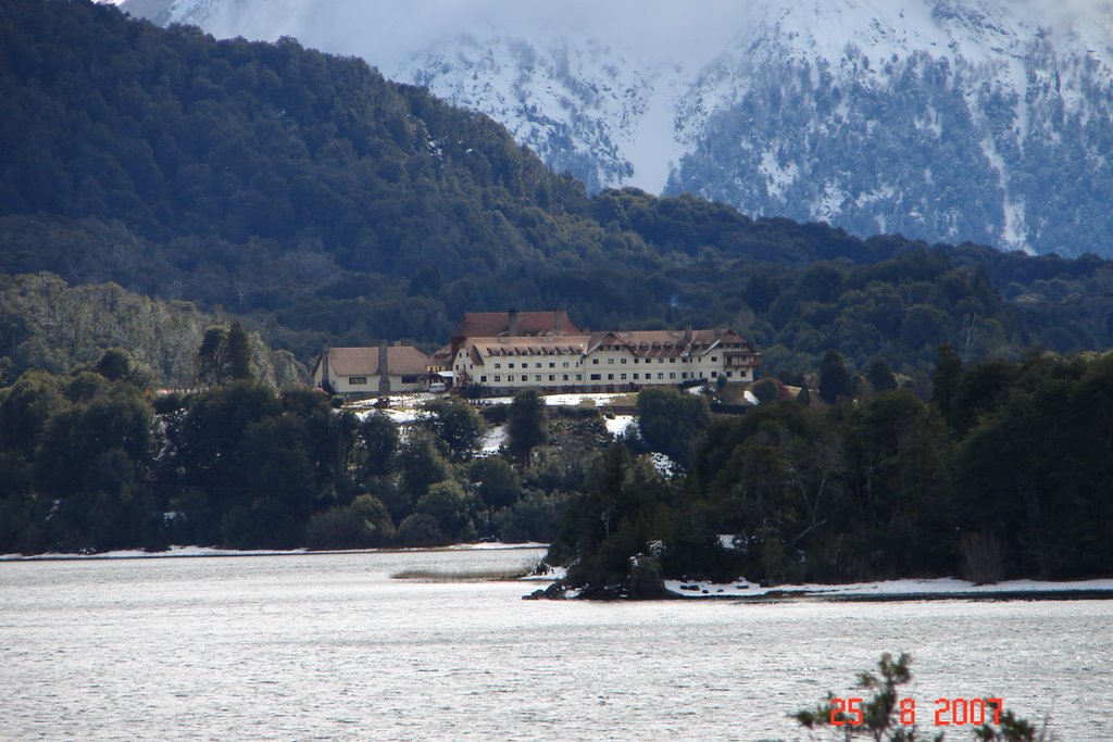 Llao Llao desde el lago Moreno by Eduardo Maspero