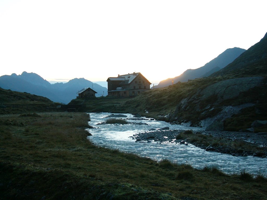 Franz-Senn-Hütte at sunrise (August 2007) by Mat85