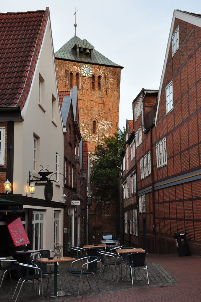 Portrait Stade: Gasse auf St. Wilhadi zu by Rainer Kaelcke