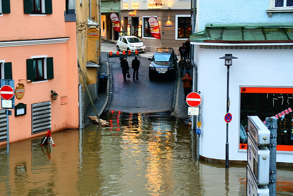 Ufer Promenade Hochwasser 2011 by Tomy Angelstein