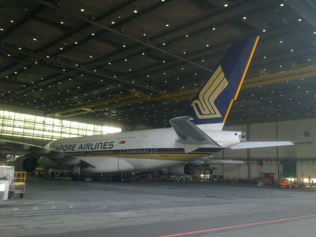 Singapore Airlines die A380 in Werft 3 by gga