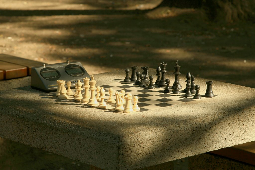 Chess Table by Eryk Klapton Gonsien…