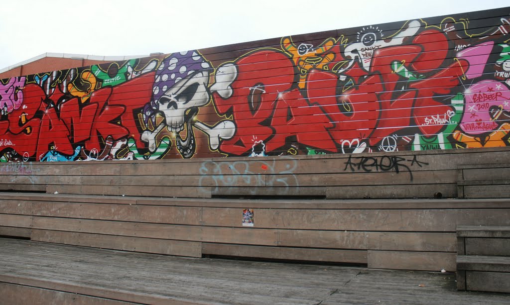 St. Pauli in Rot: Graffiti-Kunst an der Holztribüne der Schlachhofpassge by vp_hmbg-PRO PANORAMIO