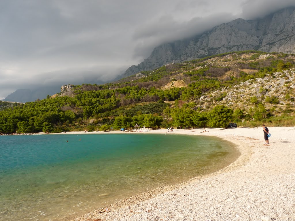 Makarska csendes strandja by Tamás Bihari