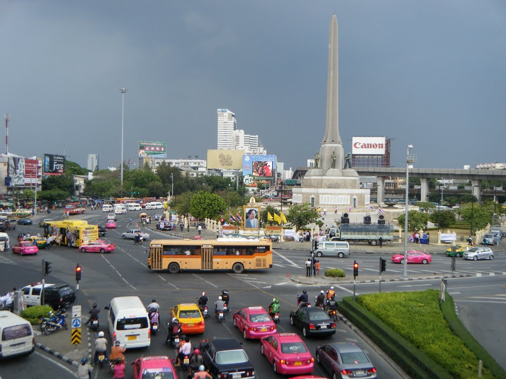 Victory monument, Bangkok by gary4now