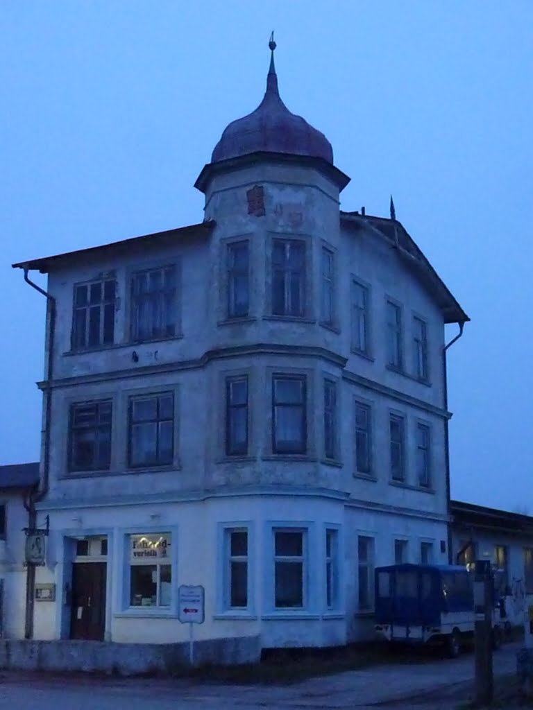 Winter auf Hiddensee: Ehemaliges Hotel 'Zur Ostsee' by Panzerknacker