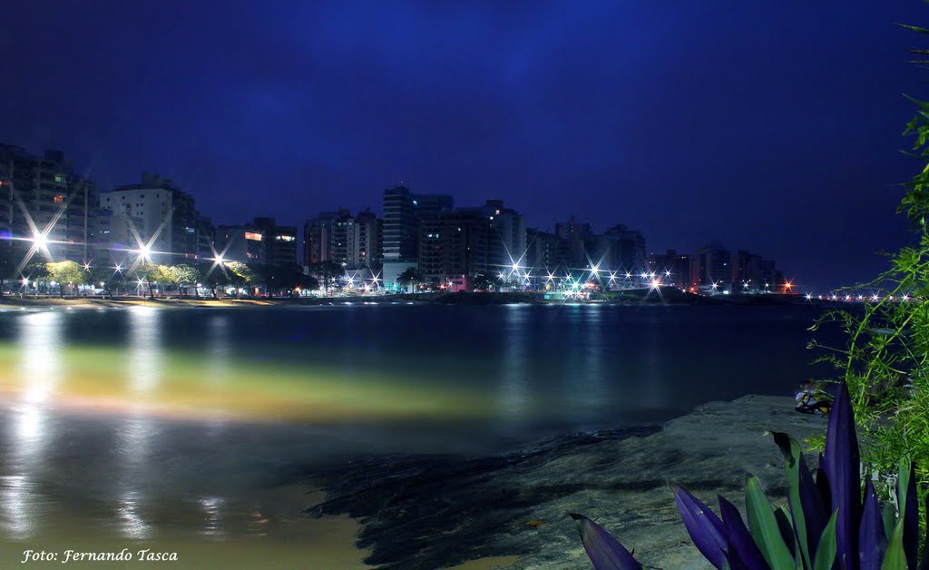 Guarapari noturna by Fernando Tasca