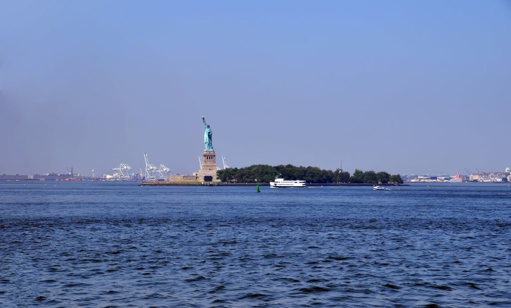 Liberty Island and Statue of Liberty from Circle Line Statue of Liberty Ferry in New York. by Nicola e Pina Newyor…