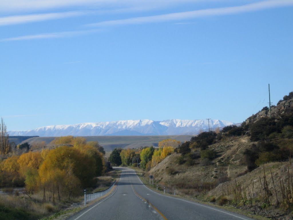 Highway from Cromwell to Wanaka, East Of Lake Dunstan by mobo