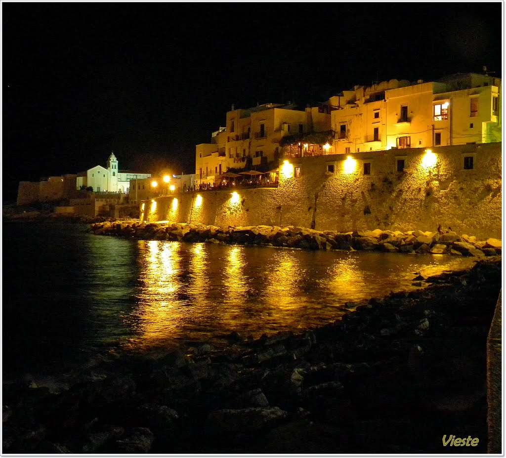 Vieste di notte by Pino Guerra