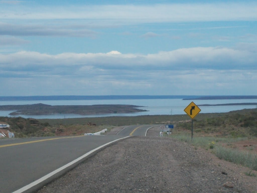 El Chocon desde la ruta by samneuquen