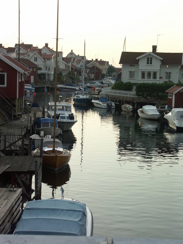 Grundsund harbour canal by Björn Axelsson