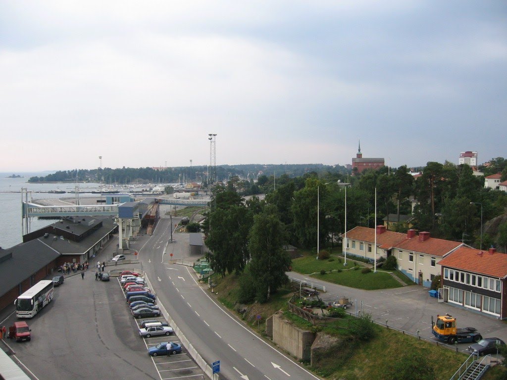 Nynäshamn Szwecja - widok na miasto z promu. by Michał Kozłowski.