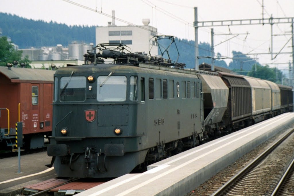 SBB Ae 6/6 at Zofingen by BaggieWeave