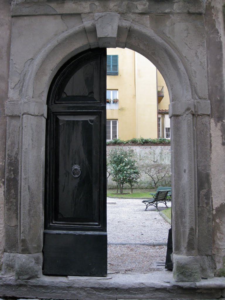 Lucca. Giardino Comunale di fronte Palazzo Orsetti. The garden before Orsetti Building. by Landi Paolo (brezza)