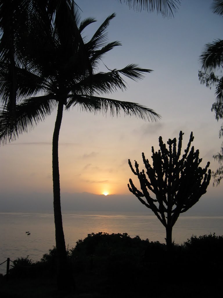 Kenya - Shanzou Beach by Walter Hupfer