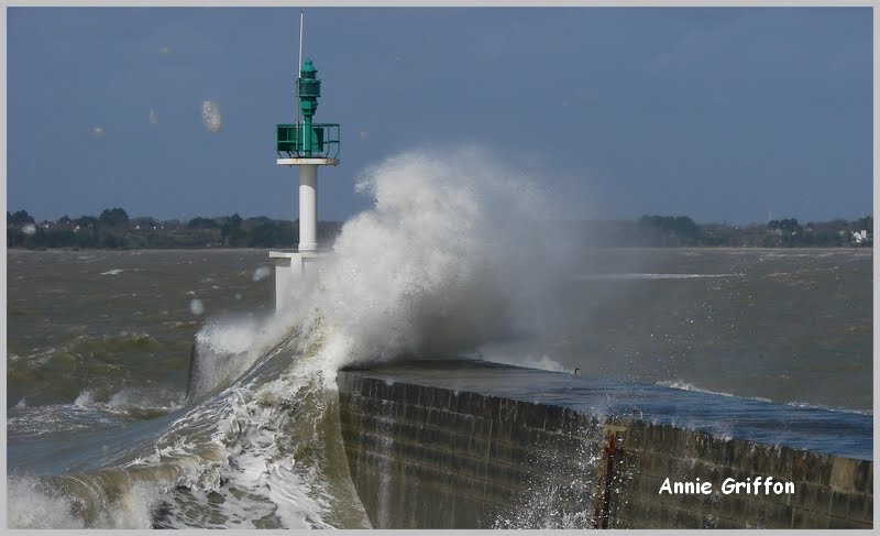 Vague sur la jetée de Merquel , Loire-Atlantique by ♫ Amonite ♫