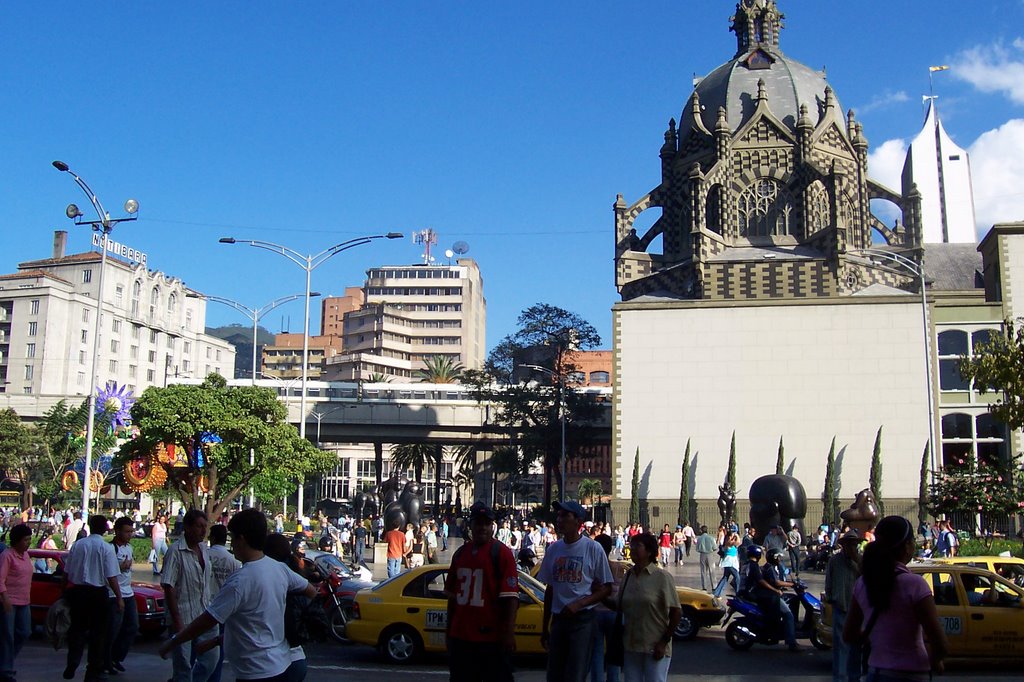 Plaza Botero y centro de la ciu by David Zuluaga