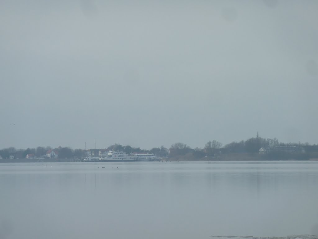 Winter auf Hiddensee: Der Fährhafen in Vitte, vom Bessin aus gesehen by Panzerknacker