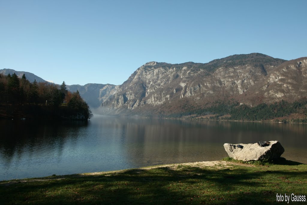 Bohinji-tó (Bohinjsko jezero), Szlovénia (Slovenia) - A Bohinji-tó a Bledi-tó testvére, de annál vadabb és romantikusabb. 1600-2000 m magas hegyek közt fekszik, 526 méter magasan. Szintén gleccsermaradvány. 6,6 km2 -es területével Szlovénia legnagyobb tava, kétszer akkora mint híresebb társa. Mélyebb is nála (45 m), gyorsabban is cserélődik a vize, mivel a Száva egyik ága átfolyik rajta. by Bazita Gausss