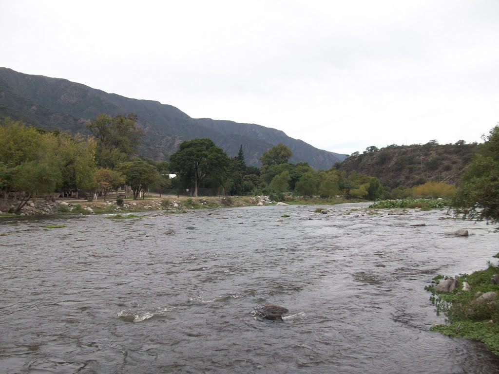 Cruzando el rio - Camping Las Pirquitas by vivi martinez