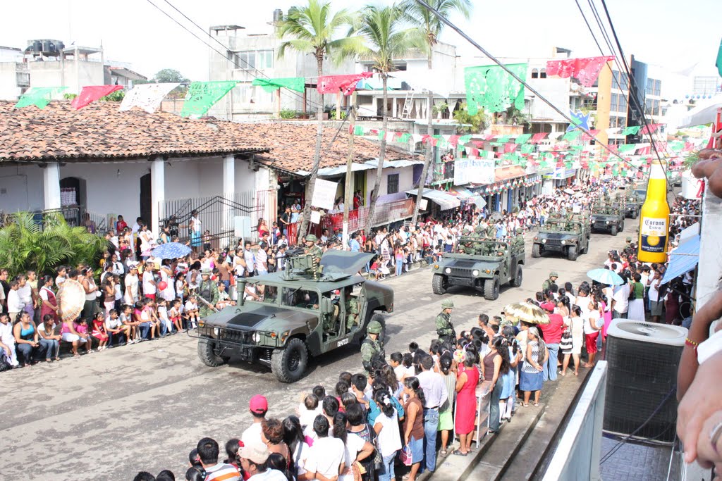 DESFILE MILITAR 16 DE SEPTIEMBRE DEL 2010. by ADALBERTO BUSTILLOS