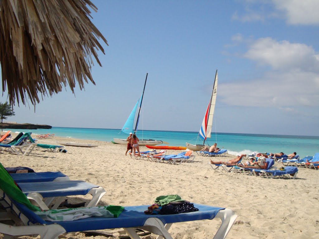 Vista al mar desde la playa del Hotel Brisas del Caribe, Varadero, Cuba by jesusf88