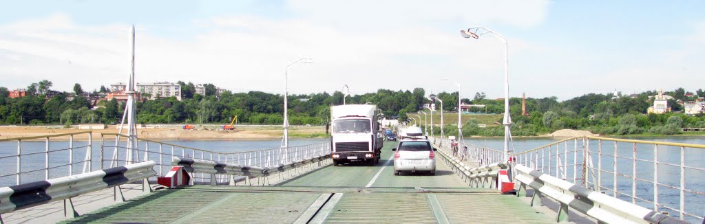 Pontoon ferry across the river Oka by ecom