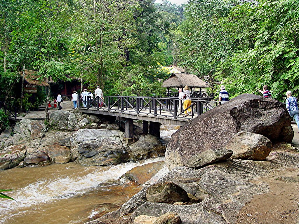 Thailand - Eingang zum Maesa Elefantencamp by Wolfgang Spillner