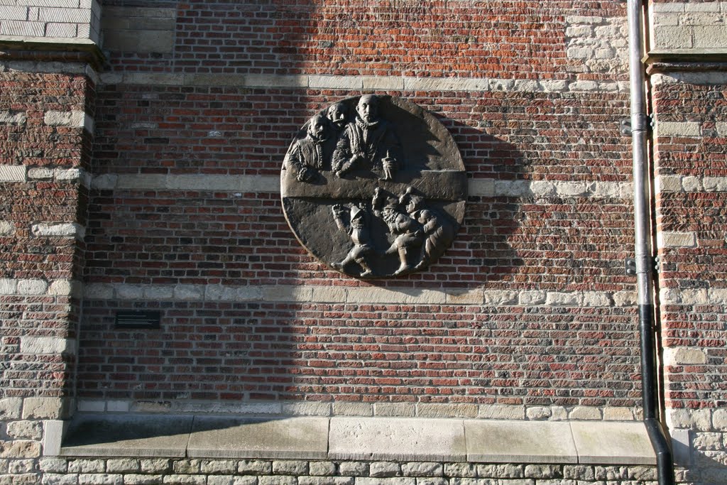 Koninklijk gevelornament Academiegebouw, Leiden. by Carl030nl