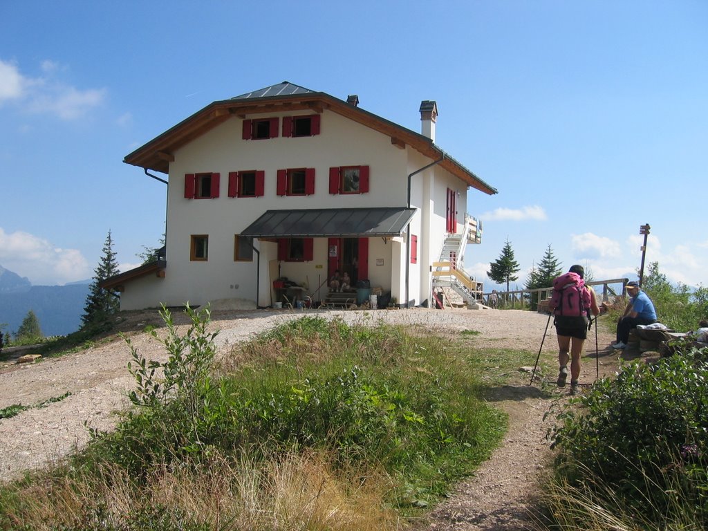 Rifugio B. Carestiato alla Moiazza by Giovanni Malinverni