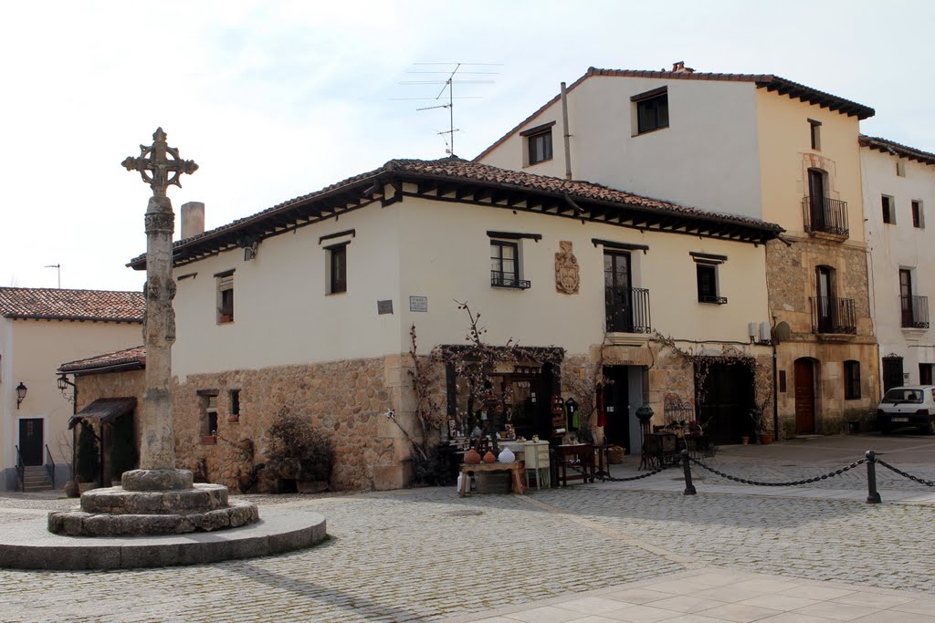 Crucero del siglo XVI y Plaza en Covarrubias by R Melgar