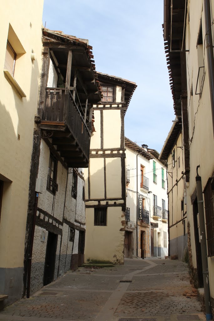 Casas inclinadas en Covarrubias by R Melgar