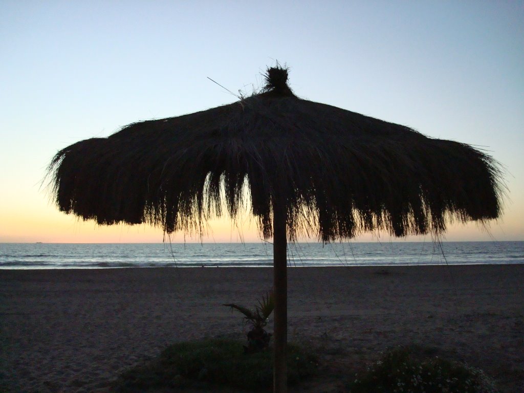 Crepúsculo tras el quitasol. La Serena, Chile by Patricia Santini