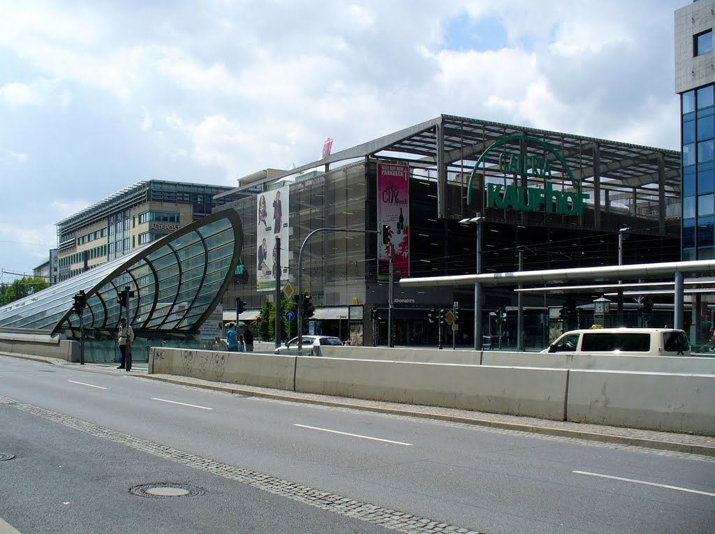 Chemnitz - Die Bahnhofstrasse mit Blick und das Parkhaus der Galeria Kaufhof und die Zentralhaltestelle by Thomas Eichler