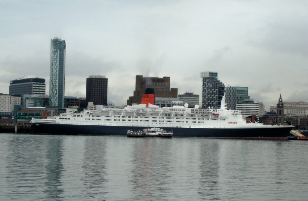 QE 2 and Mersey Ferry 21/09/07 by msd.deeview