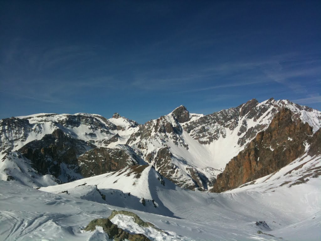 LA MORTICE LE PANESTREL ET LA FONT SANCTE AVEC SON COULOIR EN BANANE VUE DU COL LARGE by Maljasset Gite