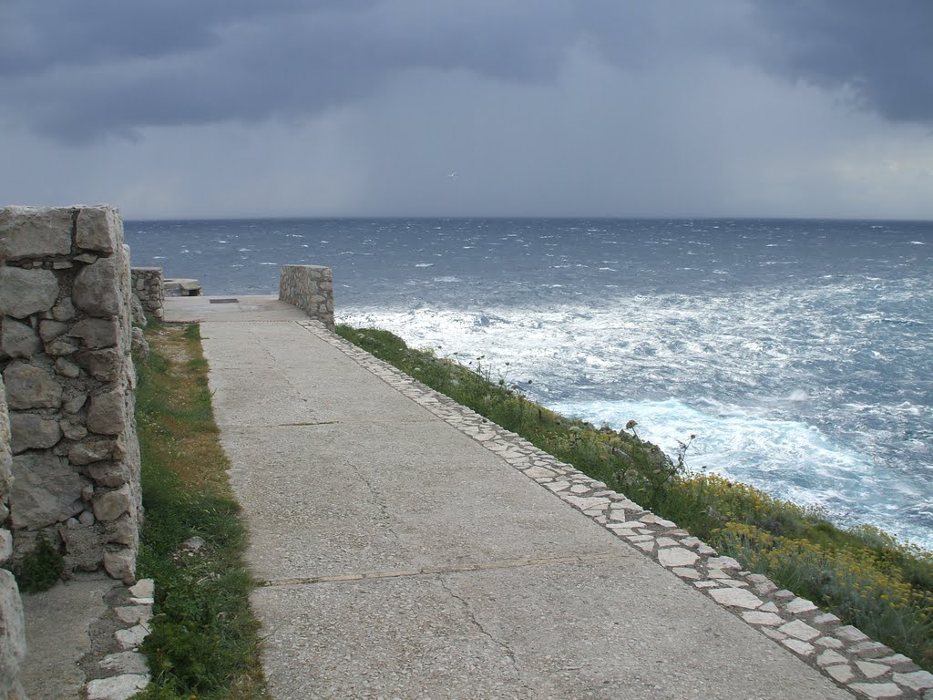 Capri, Punta Carena... forse arriva il sole. by denisera