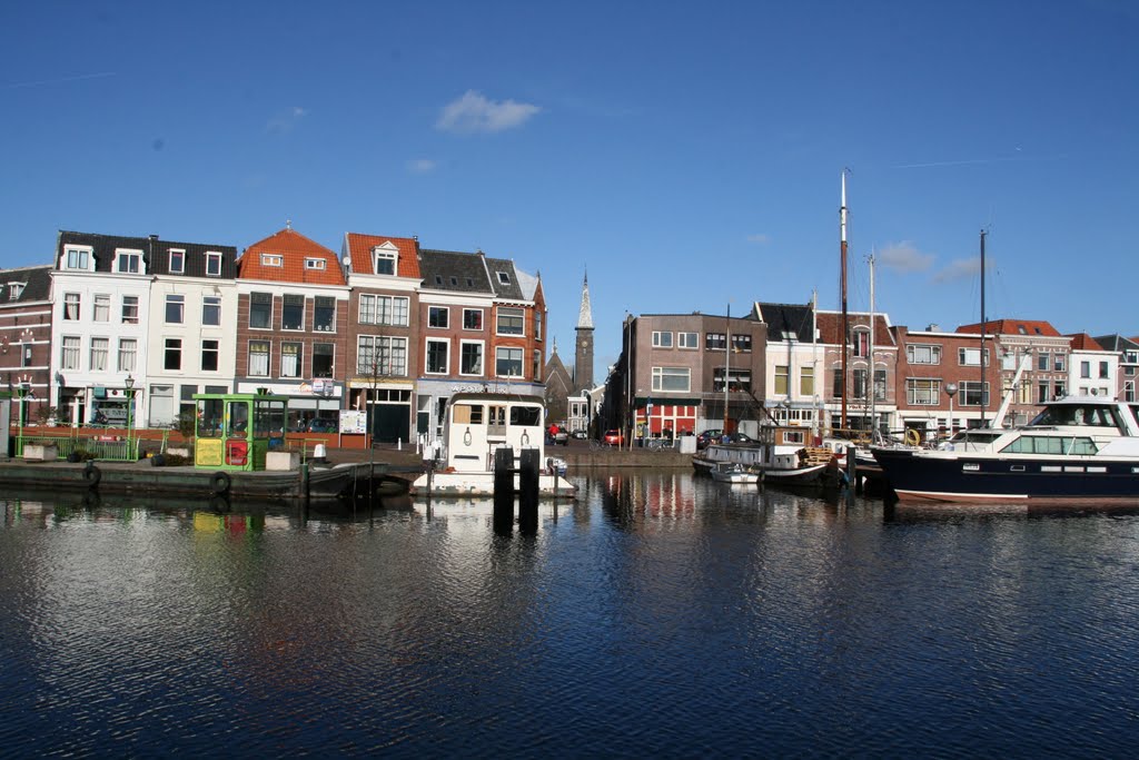 Haven vanaf Havenkade, Leiden. by Carl030nl