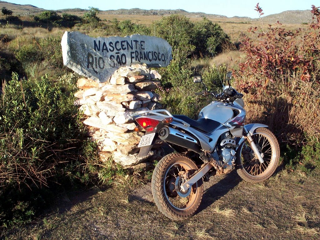 Próximo à nascente do S. Francisco, Serra da Canastra, Brasil. Julho de 2002. by apope