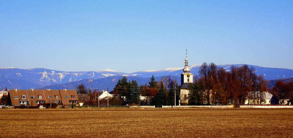 Část Postřelmova - (pod Jeseníky - asi 30 km v dáli) - Rozhledna a TV vysílač na Pradědu (1491m.) by valsoraj