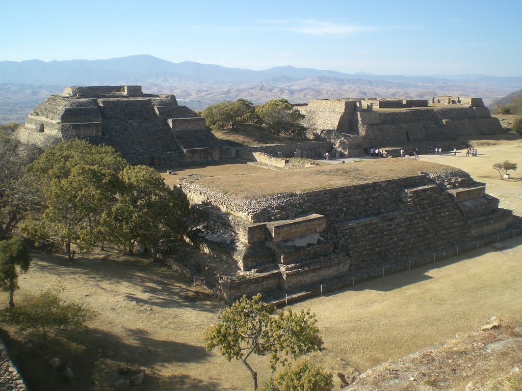 Monte Alban by julialoureiro