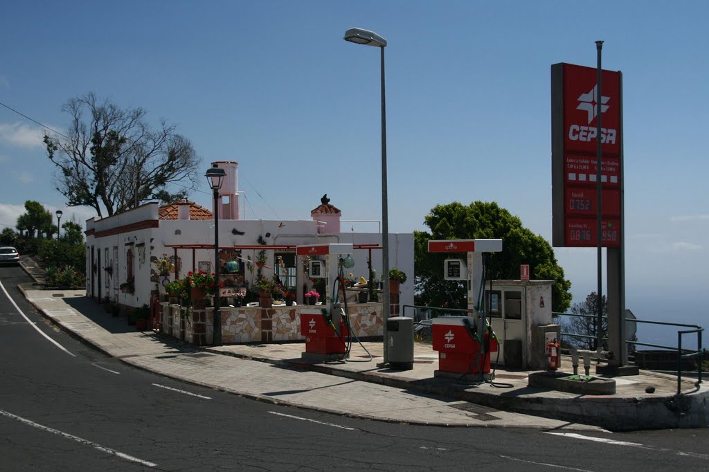 La Palma 2010: Fuencaliente village view #7 , nice fuelstation by arco_on_tour